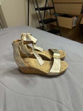UGG Zoe II Metallic Gold Wedge Sandal Size 8